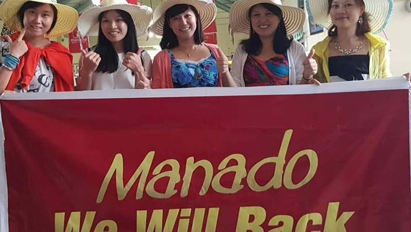 Turis China Enjoy Nikmati Suasana Malam di Boulevard Manado