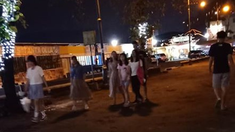 Turis China Enjoy Nikmati Suasana Malam di Boulevard Manado
