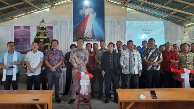 Berbagi Berkat Tahun Baru, James Sumendap Bantu Pembangunan Dua Gereja