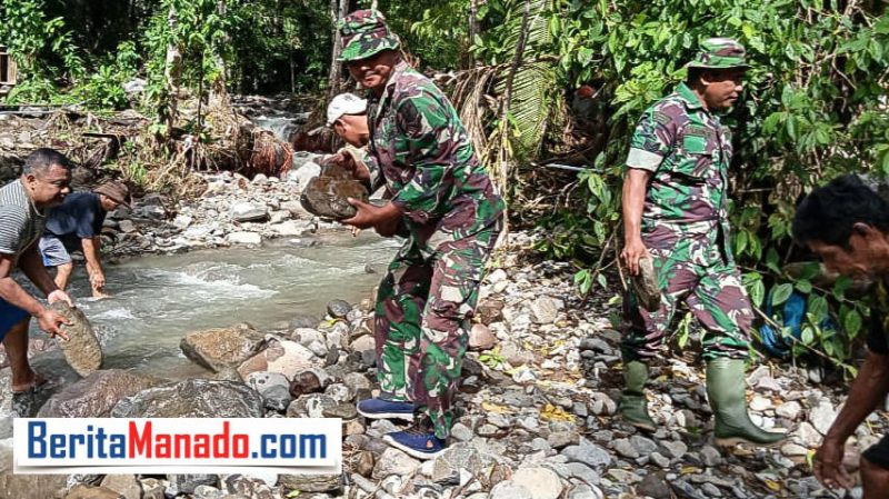 Babinsa Dan Warga Gotong Royong Bangun Jalan Darurat Pasca Banjir Di Tamako