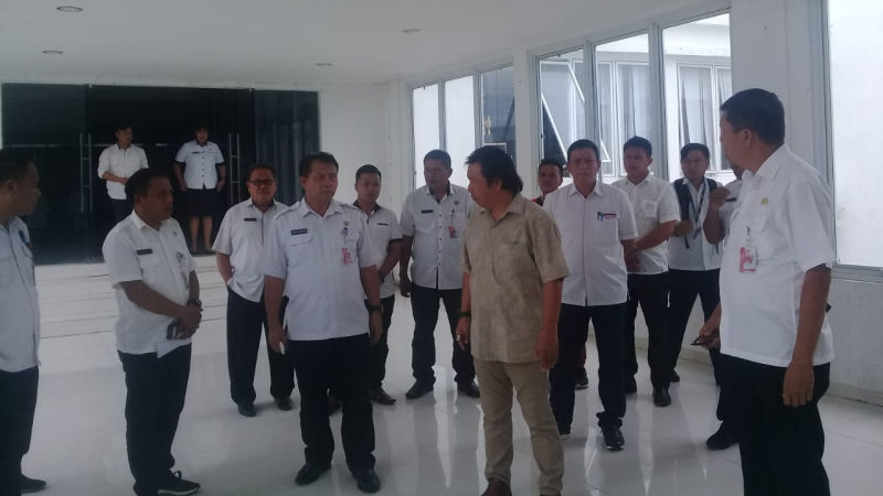 Sidak Awal Tahun, James Sumendap: Jaga Kebersihan dan Kerapihan Kantor
