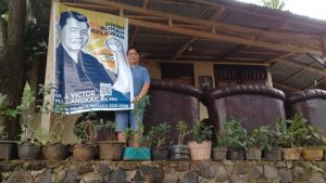 Demi Masa Depan, Relawan Sukarela Cetak dan Pasang Baliho Victor Mailangkay