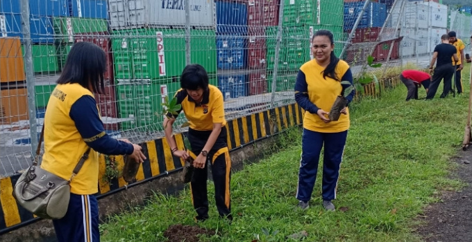 Kapolsek Cantik Ini Pimpin Penanaman Pohon di Area Pelahuhan Bitung
