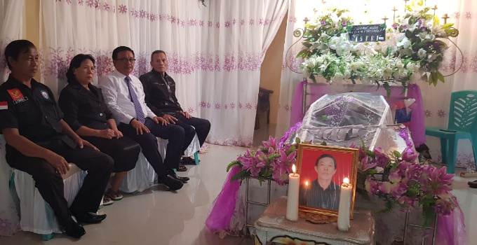 Melayat Duka adalah Kegiatan Awal Tahun Maurits Mantiri