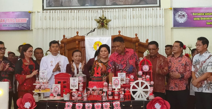 Olly Dondokambey Ingatkan Keteladanan Saat Hadiri Syukuran HUT Jemaat Kyrios Wangurer