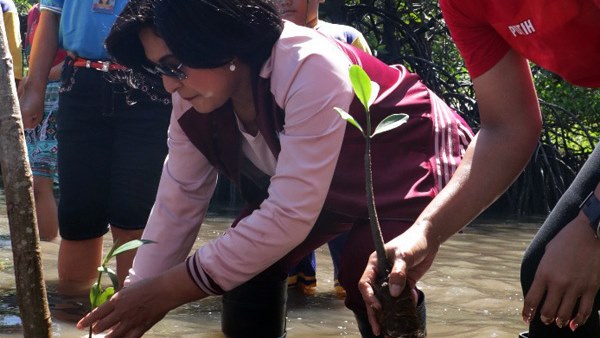 Ketua PD Bhayangkari Sulut Ikut Tanam Bibit Mangrove di Tongkaina Bunaken