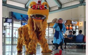 Bandara Sam Ratulangi Rayakan Imlek, Ada Barongsai dan Coklat Gratis
