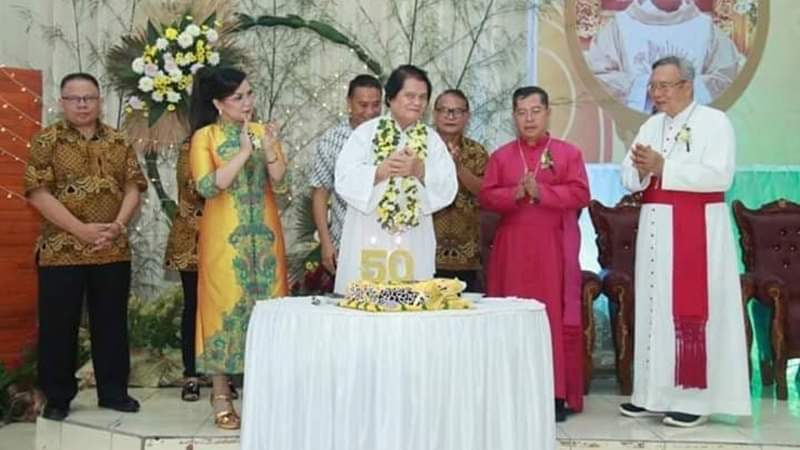 Syerly Sompotan Hadiri Syukuran Pastor Piet Hein Mogi MSC