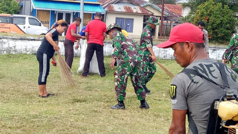Stafter Kodim 1312 dan Koramil 08/Melonguane Prakarsai Karya Bakti Kebersihan Lapangan Sangkundiman