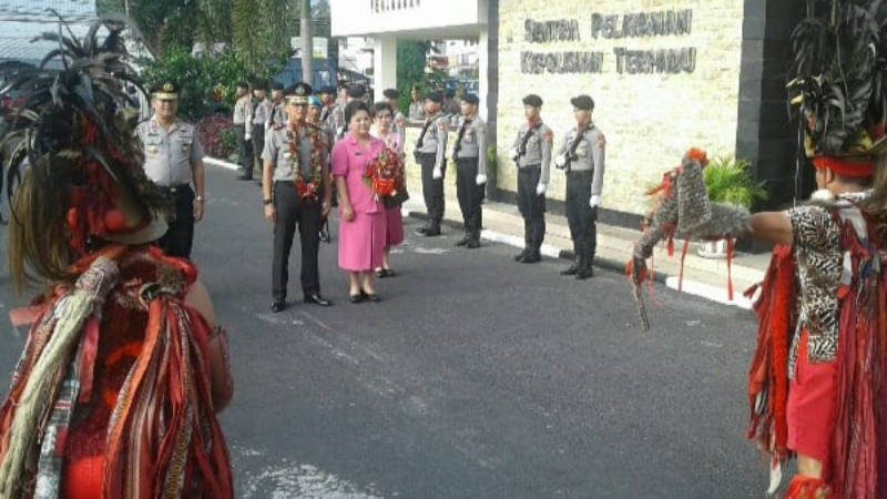 Wakapolda Sulut Pimpin Personil Sambut Kedatangan Kapolda Sulut Irjen Royke Lumowa