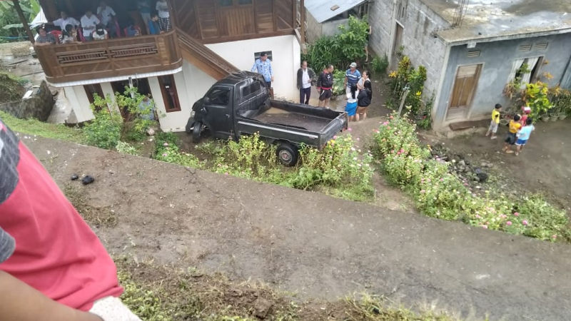 Hilang Kontrol GrandMax Terjun Bebas ke Pemukiman Warga, Pengemudi Menghilang