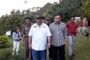Gubernur Rusli Habibie Nikmati Pemandangan Alam Danau Tondok