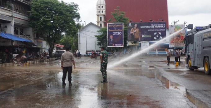 Kapolres Bitung Kerahkan Personil Bersihkan Lokasi Banjir