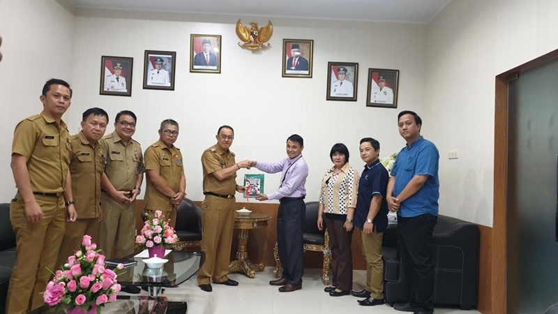Bupati Royke Roring Terima Buku Minahasa Dalam Angka 2019