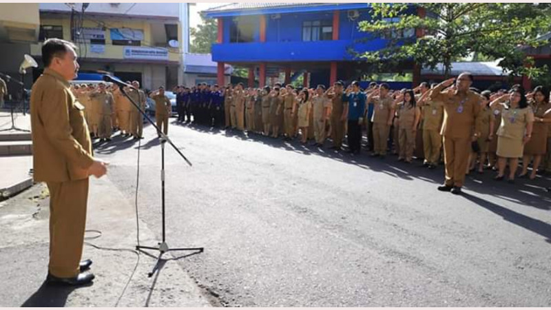 ASN dan THL Harus Disiplin, Micler Lakat Ingatkan Soal Abdi Negara di Apel Kerja 10 ASN dan THL Harus Disiplin, Micler Lakat Ingatkan Soal Abdi Negara di Apel Kerja
