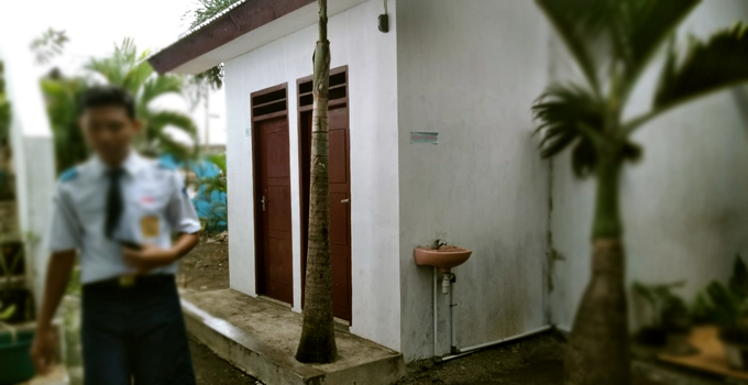 Ada Pohon Palem di Teras Proyek Toilet SMP Satu Bitung
