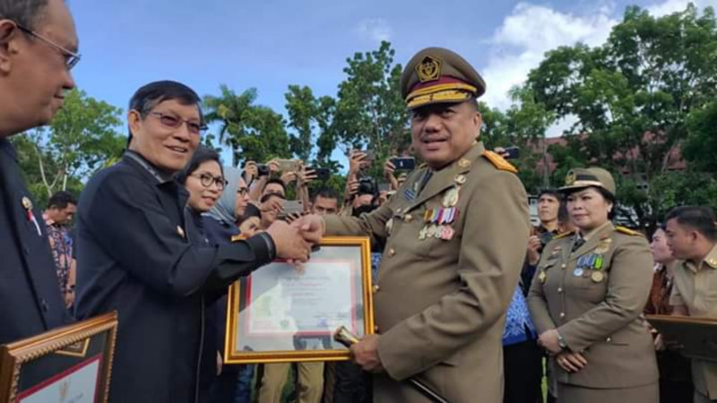 Diserahkan Olly Dondokambey, Vicky Lumentut Terima Penghargaan Pembina Kesehatan dan Keselamatan Kerja