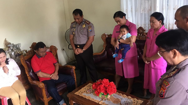 Peduli Anggota Sakit, Kapolres Bitung Doakan dan Beri Motivasi Agar Cepat Sembuh