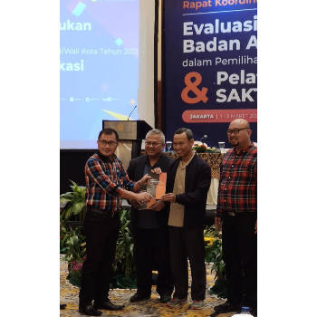 S2 Pemilu Unsrat Ukir Prestasi Terpilih Tesis Terbaik KPU RI