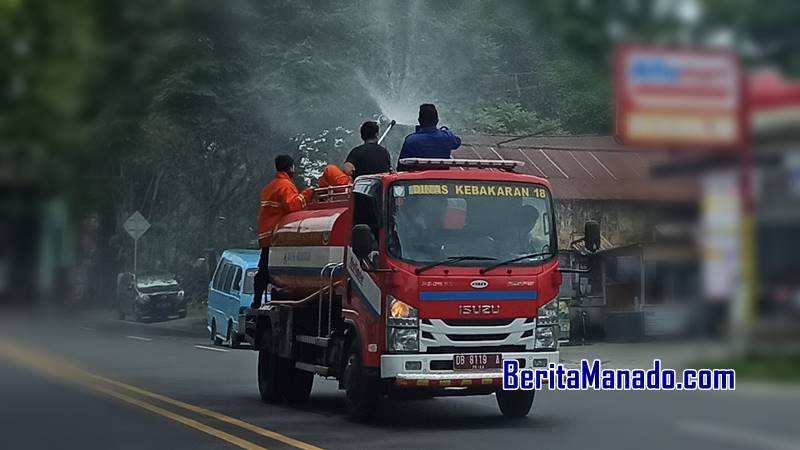 Pemprov Sulut Kerahkan Damkar Semprot Disinfektan di Manado