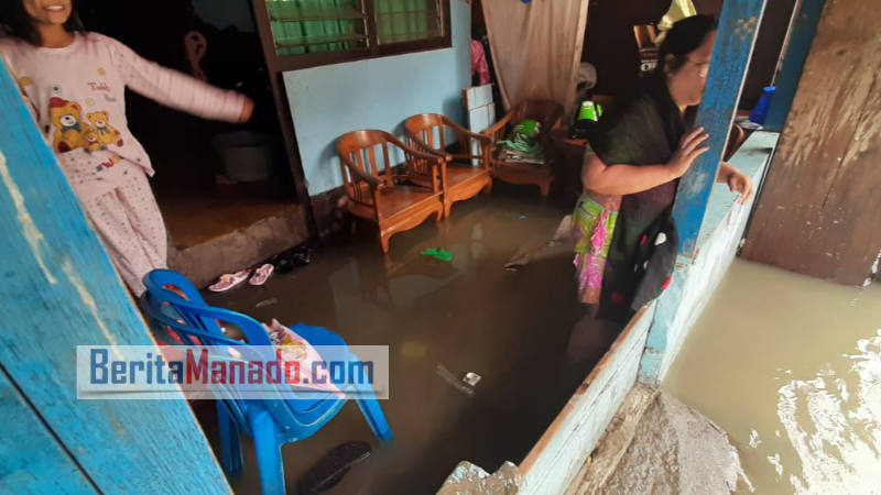 Guyuran Hujan Rendam Lorong Armada di Kecamatan Tuminting