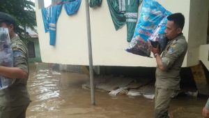 Satpol PP Pemprov Sulut Bidang Linmas Sigap Bantu Warga Korban Banjir