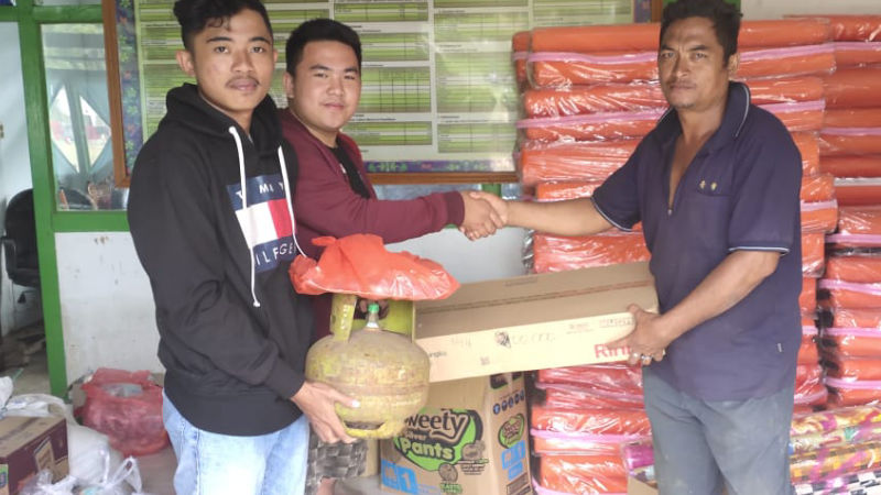 Rocky Wowor Salurkan Bahan Makanan dan Peralatan Masak Bagi Korban Bencana