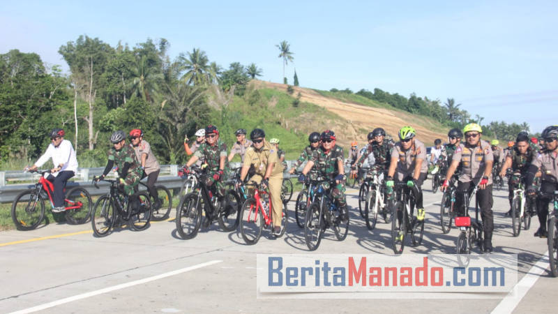 Jalin Sinergitas, TNI-POLRI Bersepeda bersama Tinjau Tol Manado Bitung
