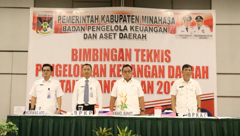 Robby Dondokambey Buka Bimtek Pengelolaan Keuangan