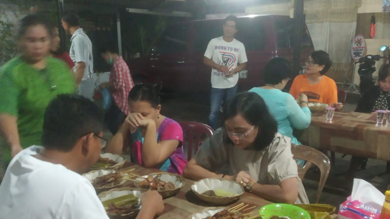 Merakyat, Yanti Kumendong Berbaur Bersama Masyarakat Dalam Pencarian Dana GMIM Jessoper