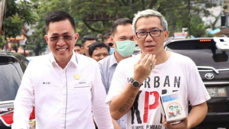 Turun Lapangan, Legislator PSI Melky Jakhin Pangemanan Bagi-bagi Masker ke Warga