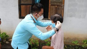 Masih Konsisten, Legislator PSI Melky Jakhin Pangemanan Door to Door Bagikan Masker ke Warga Bitung