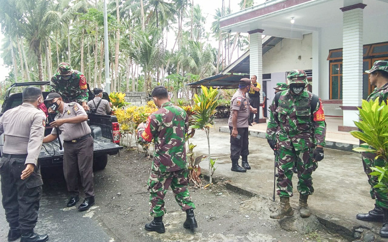 Sinergitas Koramil dan Polsek Tabut, Semprotkan Disinfektan di Sejumlah Tempat Umum
