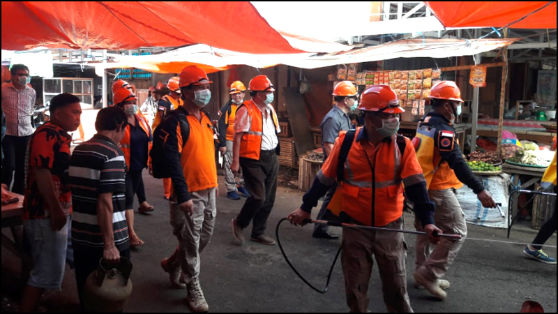Jimmy Eman Pimpin Penyemprotan Disinfektan di Terminal dan Pasar Beriman Wilken