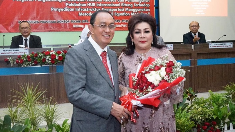 Lulus Sangat Memuaskan, Bupati Royke Roring Sandang Gelar Doktor