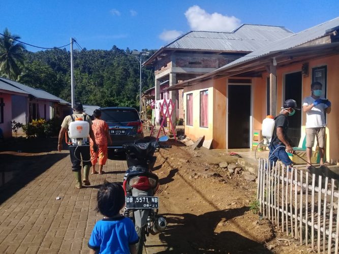 Desa Molobog Barat Lakukan Aksi Penyemprotan Disinfektan Cegah COVID-19