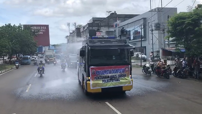Polres Bitung Kerahkan Mobil Water Canon Semprotkan Disinfektan