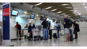 Bandara Sam Ratulangi Terapkan Social Distancing, Minimal Jarak 1 Meter