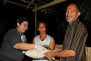 Ko’ Inyo dan Pemuda KNPI Boltim Sumbang Sembako Untuk Warga Terkena Dampak Corona