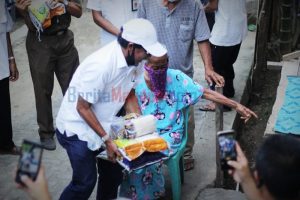 Bupati Sehan Landjar Antar Langsung Bantuan Sembako ke Rumah Warga