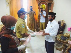 Bupati Sehan Landjar Serahkan 281 SK PNS Boltim Secara Simbolis