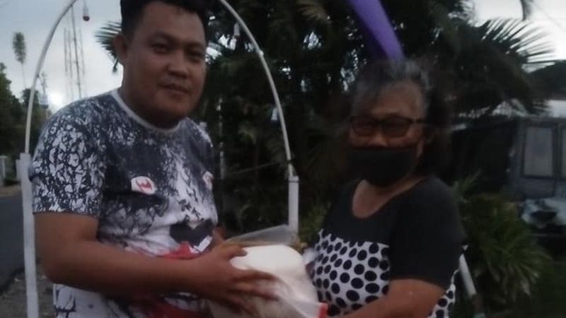 Dicky Masengi Berbagi Berkat di Kawangkoan