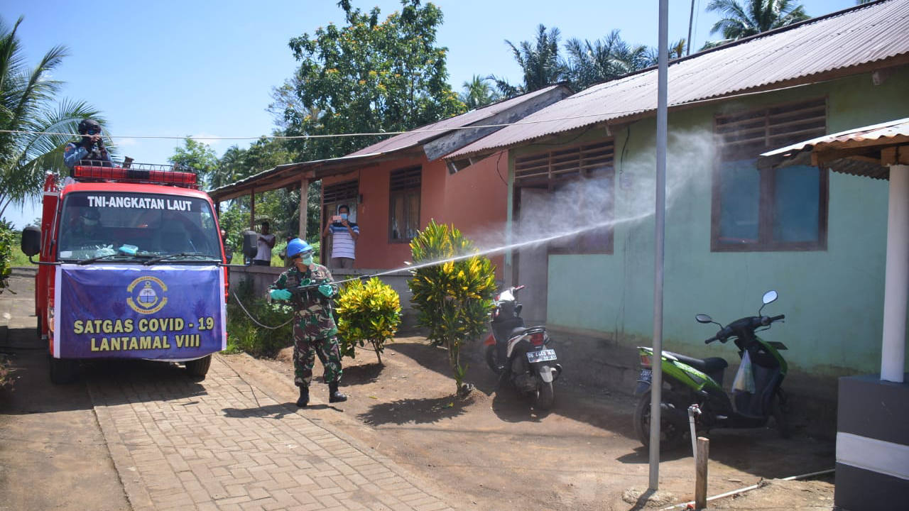 Cegah Covid-19, Lantamal VIII Lakukan Penyemprotan Disinfektan di Pandu