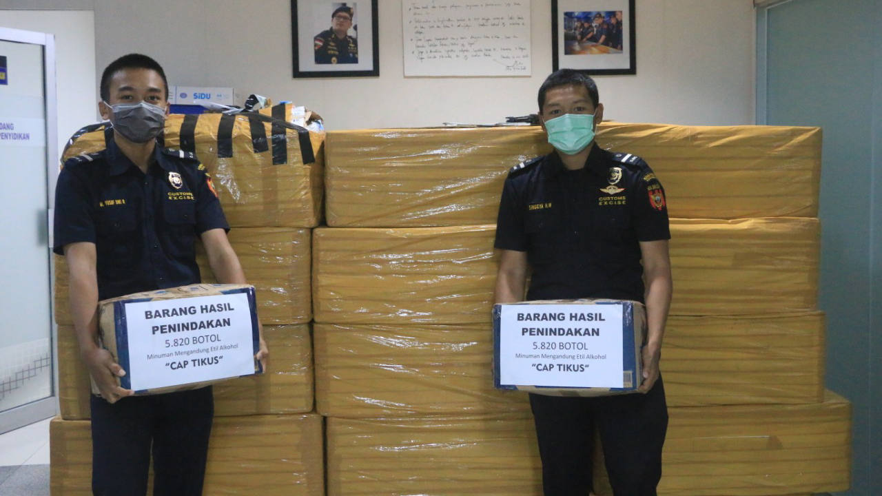Bea Cukai Hibahkan 3.168 Liter Cap Tikus kepada Pemprov Sulut