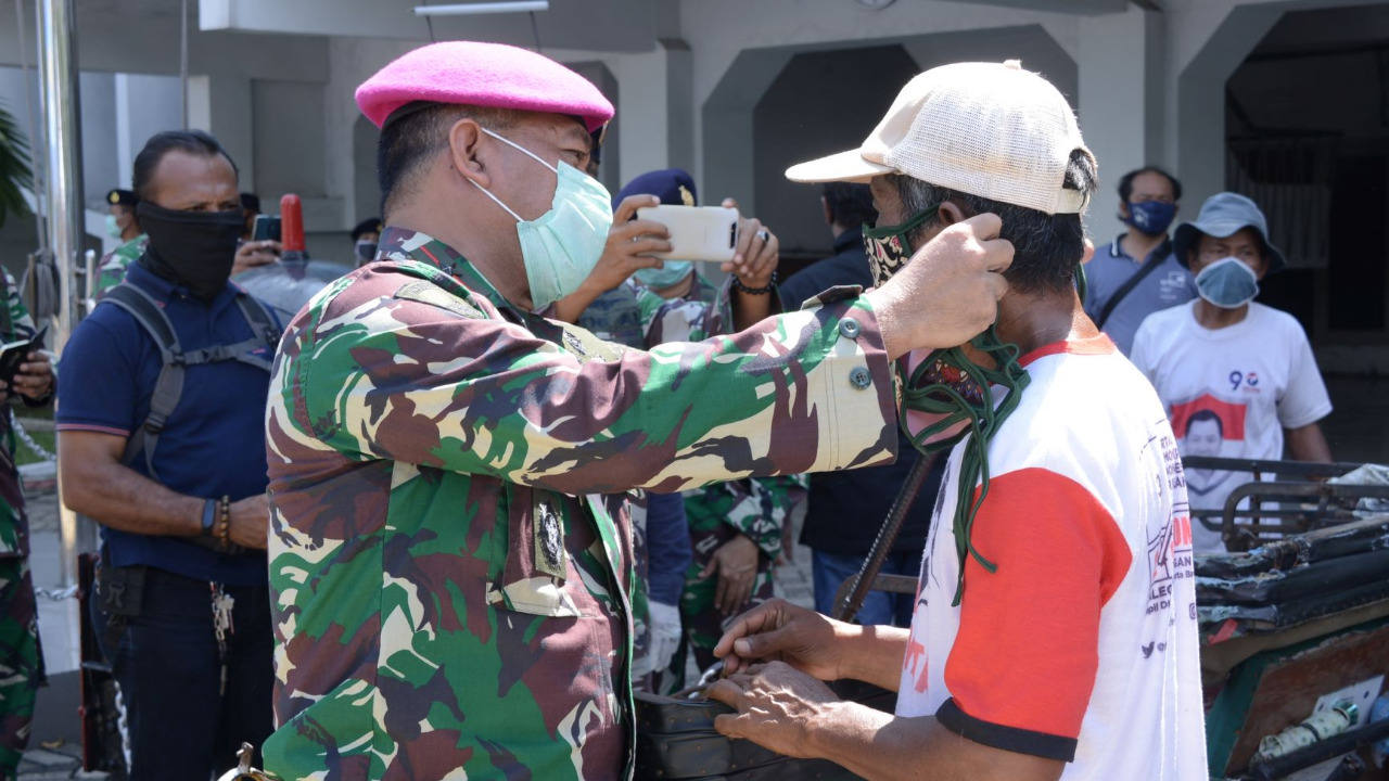 Lantamal III Bagi-Bagi Sembako Untuk Ojol dan Masyarakat Sekitar