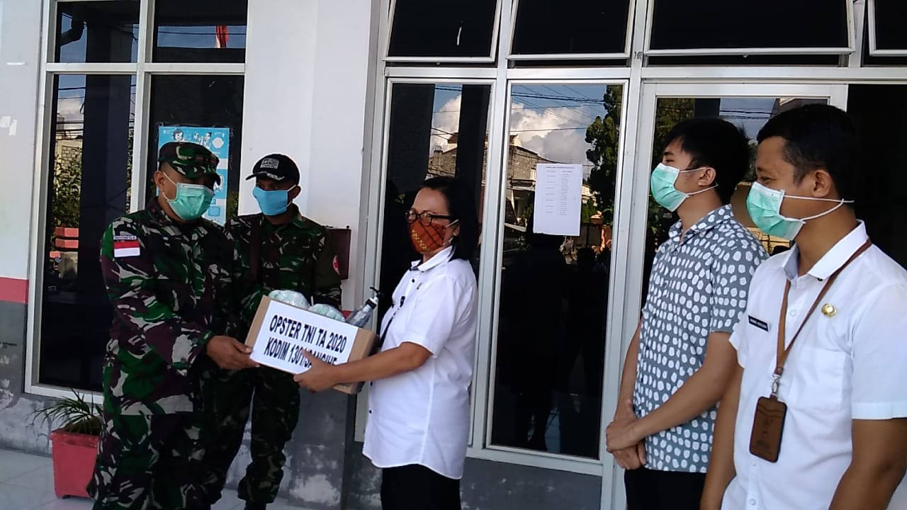 Dandim 1301/Sangihe Serahkan Bantuan untuk Tenaga Medis di Sitaro