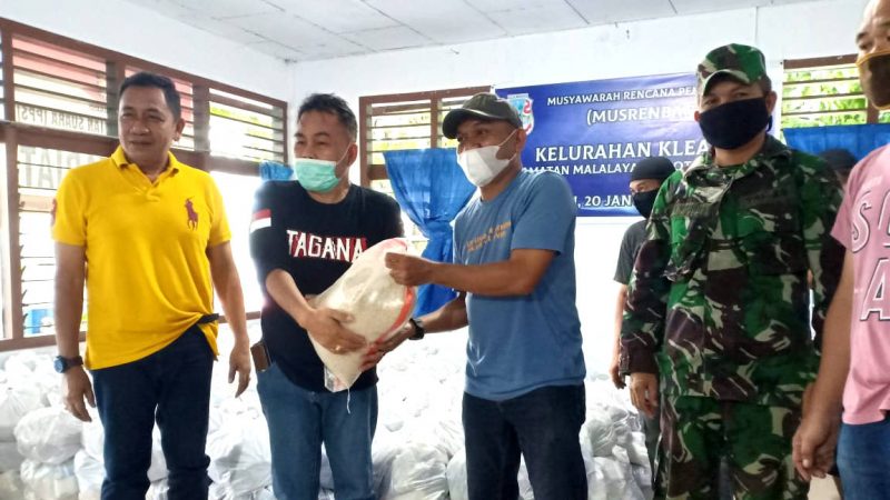 Kelurahan Kleak Bagikan 403 Paket Bantuan Sembako