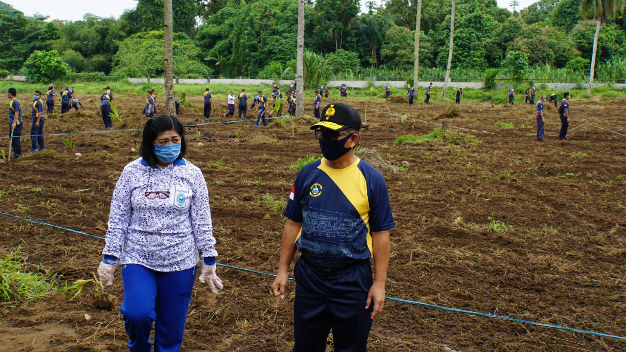 Antisipasi Ketahanan Pangan Masa COVID-19, Danlantamal VIII Pimpin Penggarapan Lahan