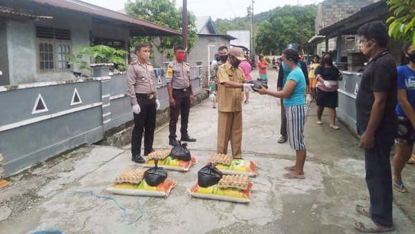Kawal Penyerahan Bantuan, Kapolsek Rainis Sampaikan Imbauan Pencegahan COVID -19