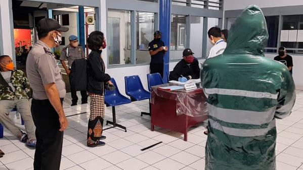 Personil Polri dan TNI Kawal Pemeriksaan Penumpang Kapal di Pelabuhan Tagulandang